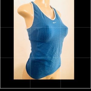 Nike dri fit form fitted ventilated top* small
